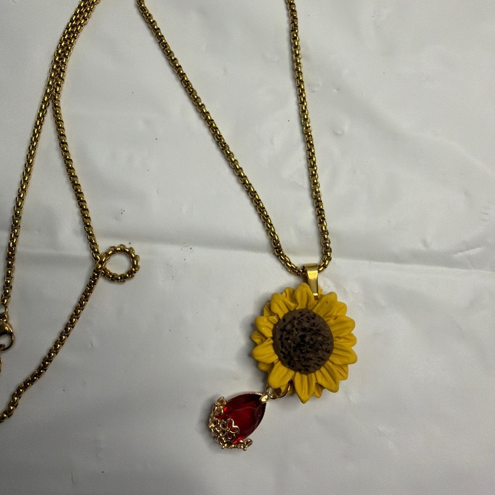 Chic Sunflower Necklace with Red Gemstone